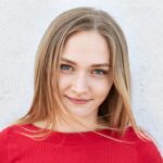 Mladá žena s blond vlasy a modrýma očima, usmívá se. Členka týmu ROSPACK Obaly.