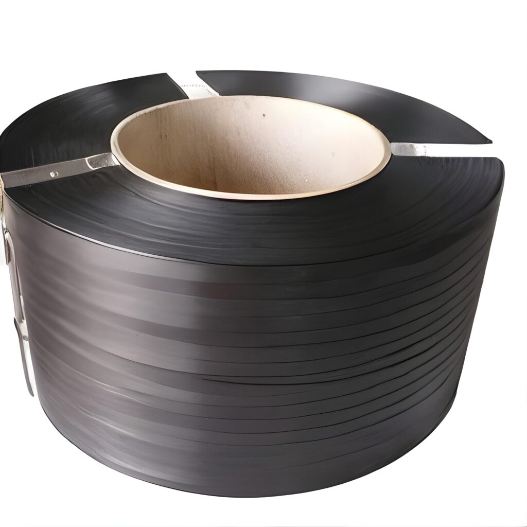 Role černé vázací pásky na kartonovém jádře pro zajištění obalů.